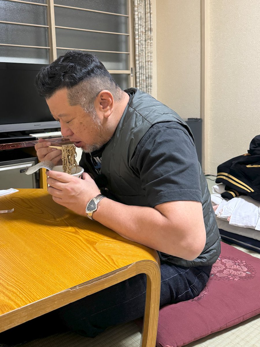 bsa_himutaro's tweet image. 🔔本日よる１１時４５分〜
大晦日と新年の年またぎに
年越しそばを食べ七福神巡りをする
縁起良さげな #ひむ太郎 🐸を見て
初詣に行った気分になっていただけたら
これ幸いです😊🎍

そしてこの放送前の🔔よる１１時〜
北海道で年越しそばを食す
#ケンコバ さんもよろしくです😉…