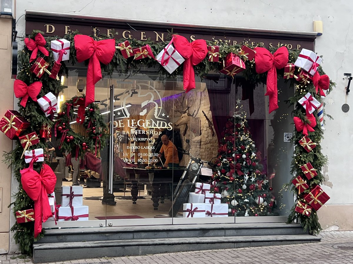 Es nesaprotu, kāpēc visi čīkst par Vecrīgas tirdziņu. Tirdziņš bija foršs un varēja atrast visādus brīnumus. Viļņas tirdziņš man ne visai patika.
Skatlogi un dekorācijas gan Vecrīgā varēja būt labākas arī ārpus tirdziņa. Viļņa šajā ziņā nedaudz ielika ar radošām idejām.