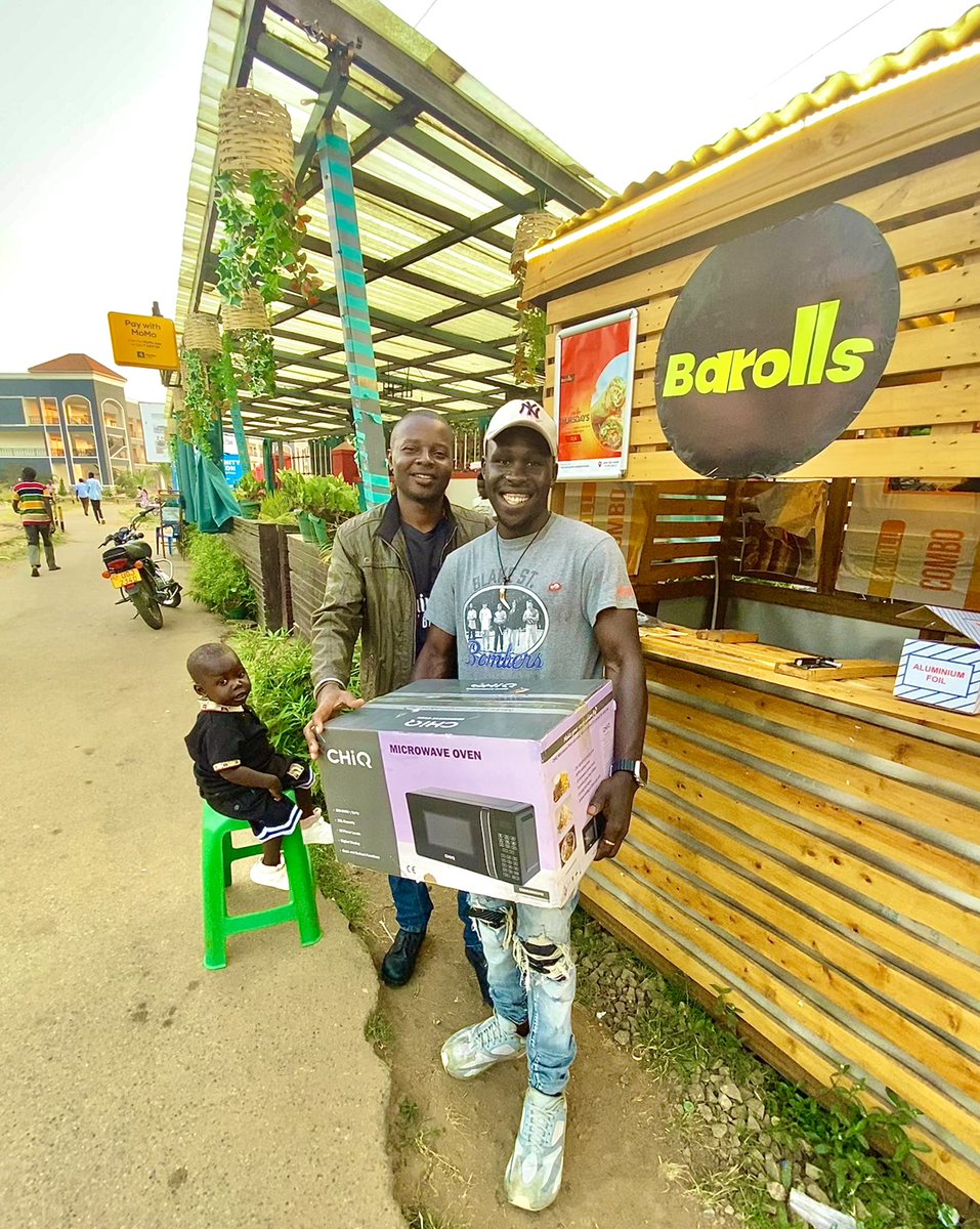 This evening Barolls was blessed with a new equipment, a whole Chiq microwave.

My twitter friend <a href="/Barna86024994/">Baheebwa</a> last night promised me a microwave so that clients are not served cold barolls late in the night. And he delivered guys 🥹

I will forever be grateful, it’s because of