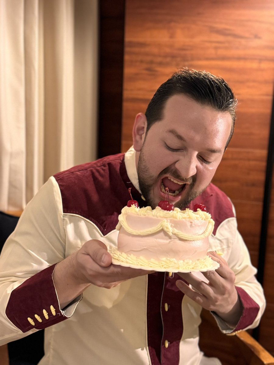 Ayer cumplí 32 años.