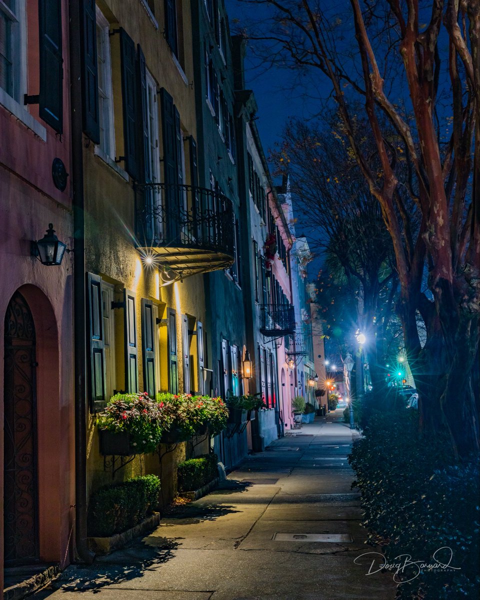 DougBarnardPics's tweet image. A quiet night on Rainbow Row in Charleston, SC

#charleston #CharlestonSC #ExploreSC #RainbowRow #SouthernCharm #CanonUSA #ExploreCharleston #CHSToday #HolyCity