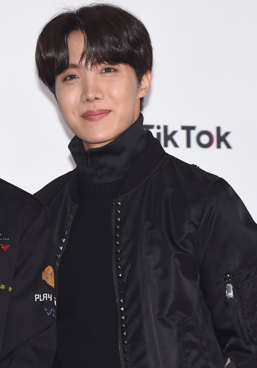 hobi pics is on tour⁷ (@hopeplcs) on Twitter photo 