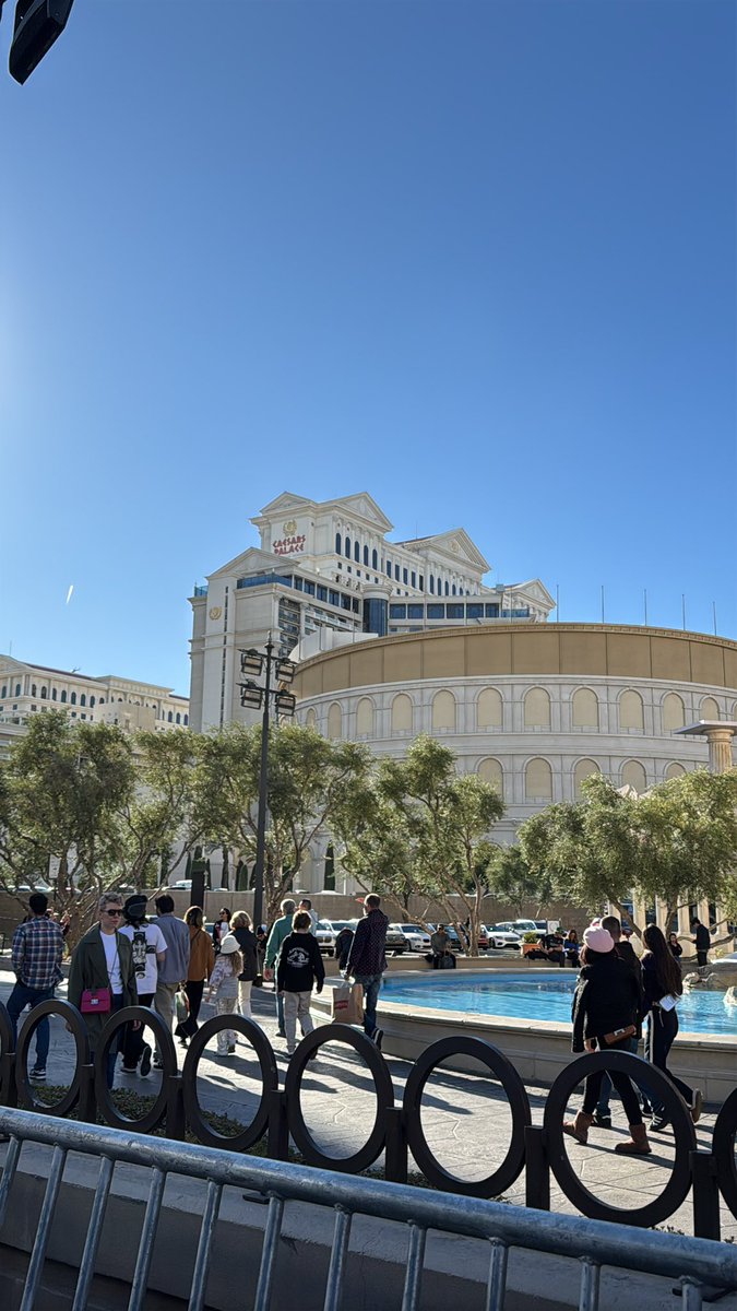 sophxadelexf1's tweet image. where is adele 🥺