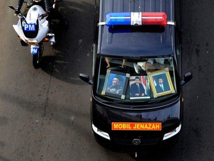 Hari ini, 15 tahun lalu, Gus Dur dimakamkan.

#15TahunGD #HaulGusDur