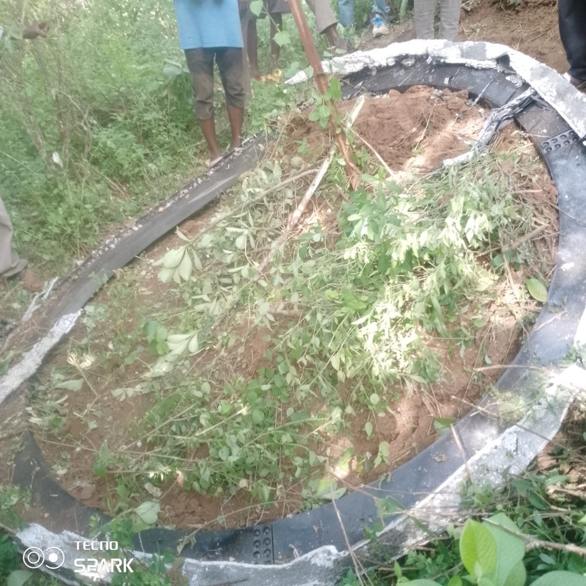 abutheking3's tweet photo. @SpaceX These are pics of something that fell from space today in Makueni near my home, what could it be? https://t.co/SudGOo2dA6