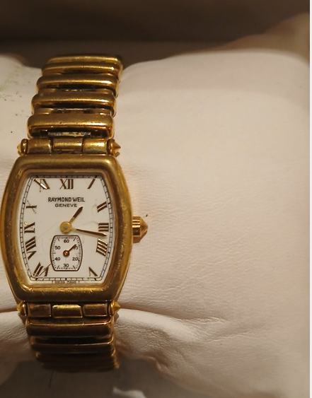 This watch was lost in either Tescos Arthurs Key or the Dunnes Store carpark in Limerick today.

It has enormous sentimental value.

If you can help get it back to its owner please DM me so I can put you in touch with her.

If my Irish friends/family could post this on their