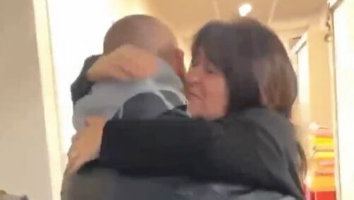 VIDÉO - Il fait 10.000 km pour surprendre ses proches en #Dordogne pour les fêtes de fin d'année
➡️ l.francebleu.fr/e4f0