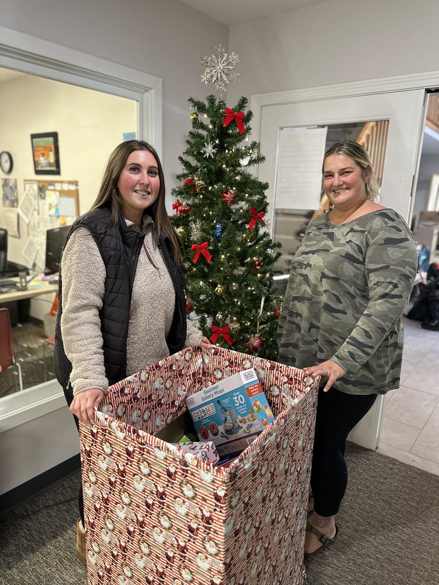 At our holiday party, our amazing team came together to donate gifts for the Homeless Prevention Council! We're proud to support such an important cause and spread some holiday cheer to those in need. ❤️ #KaplanskyCares #CommunityGiving #HolidaySpirit #MakingADifference
