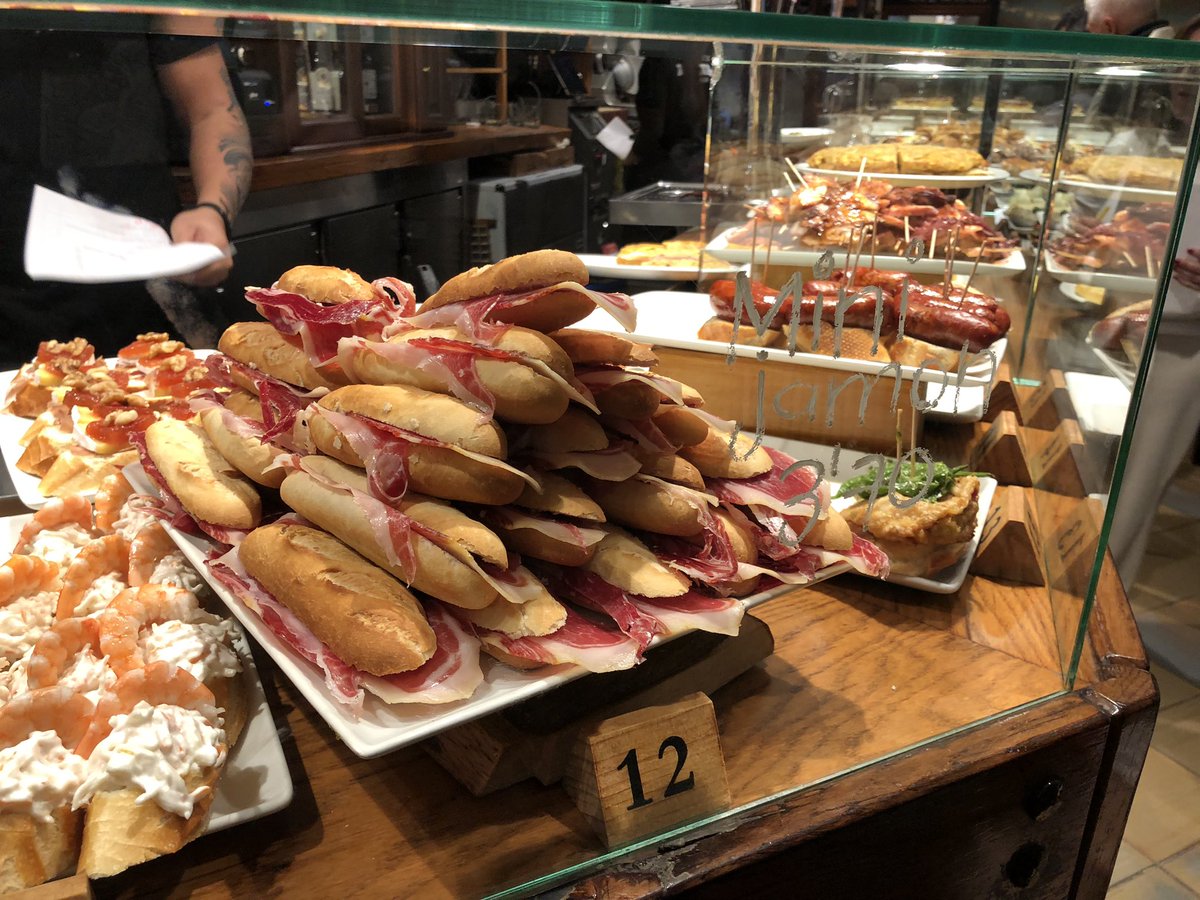 Lo de los bares del casco viejo de #Donostia, además de ser carísimos, se ha convertido en un parque temático para turistas.