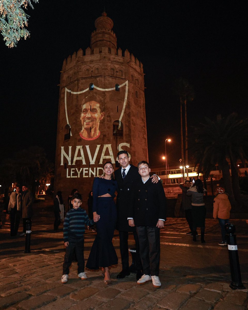 📸 La Torre del Oro presume orgullosa de nuestro capitán ❤️

#GraciasNavas #DespedidadeLeyenda