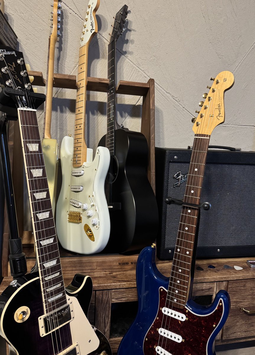 a_pochi's tweet photo. 今年買ったGibson USAのDark Purple Burstが可愛すぎて。

でも(実質)初めて買ったイシバシ楽器のFSRも好き。青金パーツが素敵🤤
#名刺代わりにギターを一本
#一本？ https://t.co/W45FPA47tL