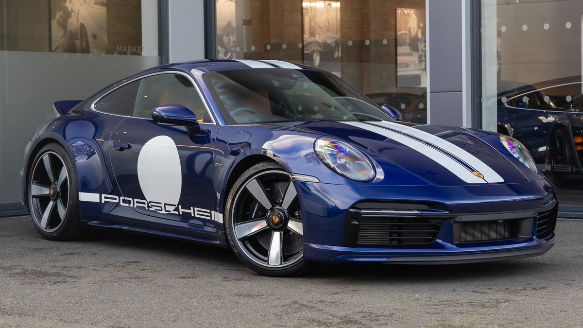 RomansCars's tweet photo. Manual gearbox, Turbo engine, rear wheel drive, heritage interior - it can only be the 992 Sport Classic. Rare colour for it too. https://t.co/SuXwW13ISA