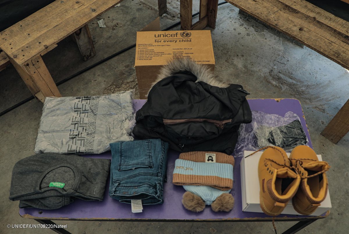 UNICEF_Italia's tweet image. I 6 neonati morti per ipotermia sono la tragica conferma che a #Gaza i bambini muoiono di freddo, oltre che per bombe, fame e malattie.

Mentre prosegue la distribuzione di 150.000 kit per l'inverno (foto), chiediamo una #tregua e lo stop alle restrizioni sugli aiuti umanitari.
