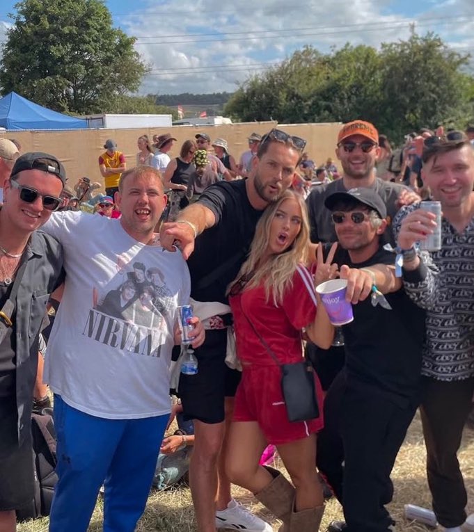 📸| Louis en Glastonbury con su familia y amigos este año! 😍

— lottietomlinson