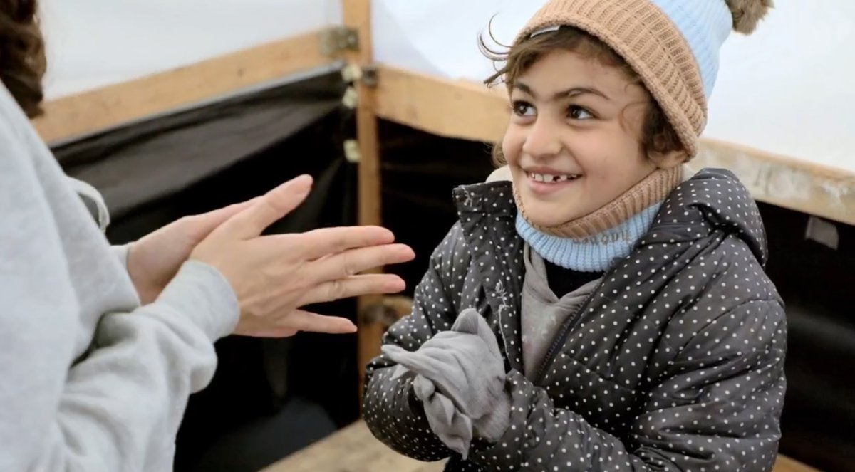 UNICEF_Italia's tweet image. I 6 neonati morti per ipotermia sono la tragica conferma che a #Gaza i bambini muoiono di freddo, oltre che per bombe, fame e malattie.

Mentre prosegue la distribuzione di 150.000 kit per l'inverno (foto), chiediamo una #tregua e lo stop alle restrizioni sugli aiuti umanitari.