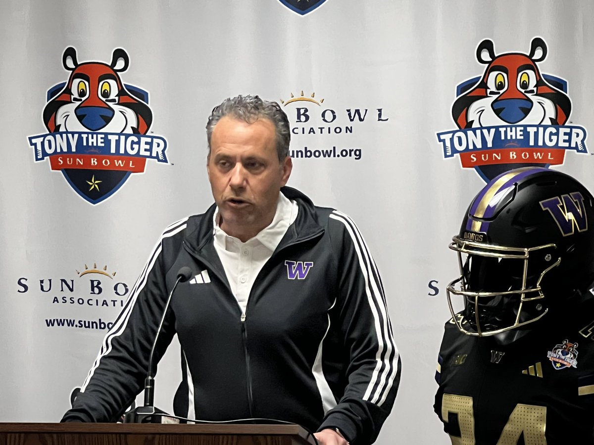 epbcom's tweet photo. Washington coach Jeff Fisch and Louisville coach Jeff Brohm at the Head Coaches press conference for the 91st Annual @TonyTheTigerSB
#epsportsnet #thehardcount https://t.co/SUridlTv0W