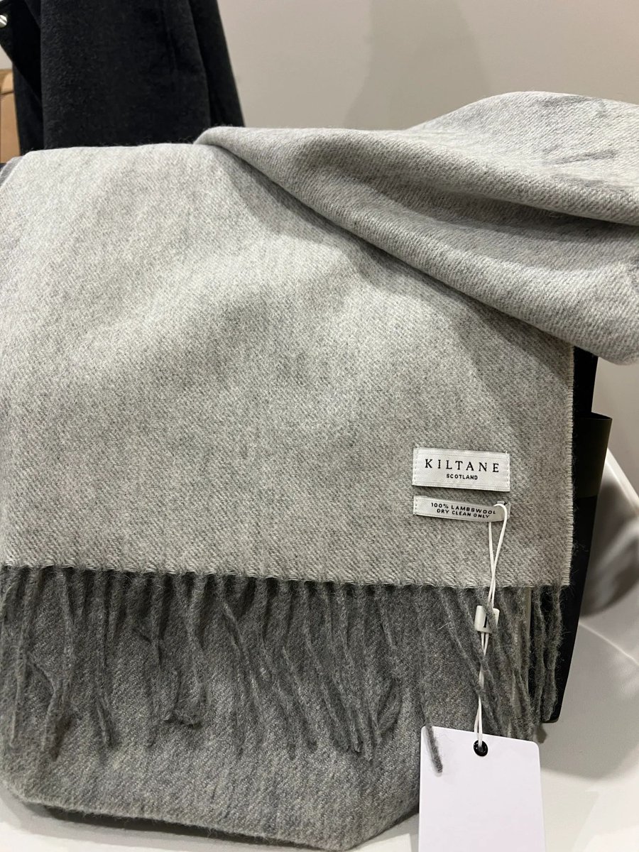 NameKenna1393's tweet photo. On the way home, I bought a muffler for my mom because I remembered. It came in pink and gray, so I bought the gray one for my mom. 🧣🧣😍😍 https://t.co/0ZAsI1rvcj