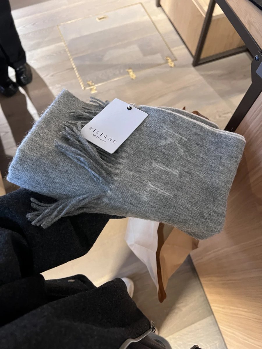 NameKenna1393's tweet photo. On the way home, I bought a muffler for my mom because I remembered. It came in pink and gray, so I bought the gray one for my mom. 🧣🧣😍😍 https://t.co/0ZAsI1rvcj
