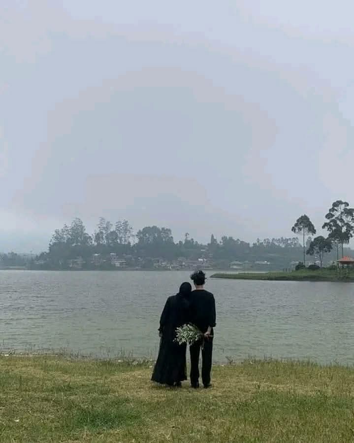 "أنتَ المحيطُ الّذي أوردتهُ سُفني
 أنتَ البلاد الّتي أسميتُها وَطني!"🤎