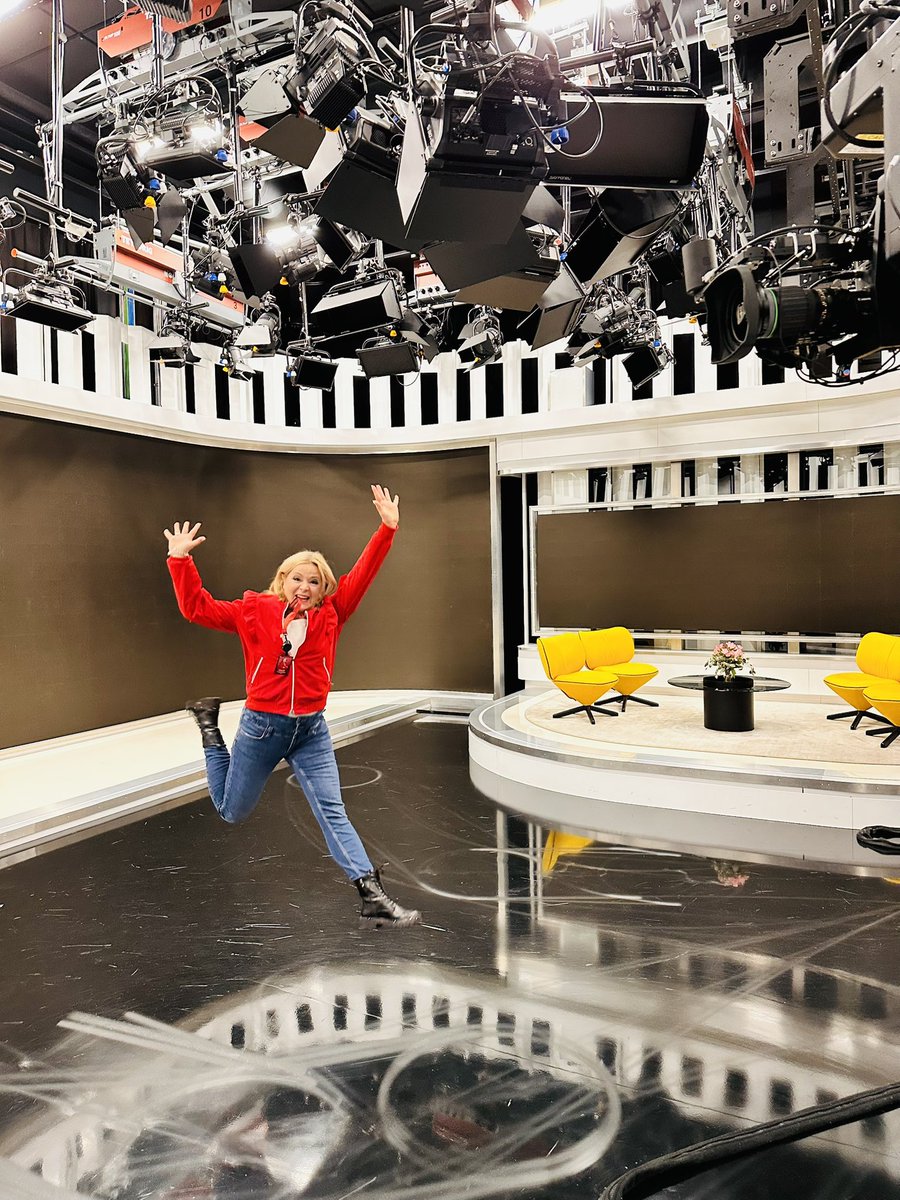 Terveisiä Pöllölaaksosta! Ilolla voin kertoa, että aloitan jälleen 1.1.2025 vakituisena työntekijänä MTV3:n uutisissa. Eli palaan juurilleni toimittajaksi muutaman vuoden ulkomaan seikkailujen jälkeen. Mihin sitä seepra raidoistaan pääsee? <a href="/MTVUutiset/">MTV Uutiset</a> Kiitos <a href="/TomiEinonen/">Tomi Einonen</a>