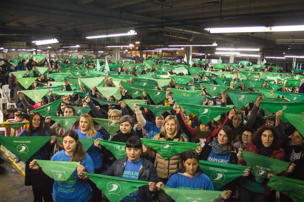 Supimos transformar nuestro pañuelo verde en bandera, nos acompañó a decenas de luchas, lo unimos al pañuelo blanco y fuimos invencibles 💚✊🏻
#abortolegal