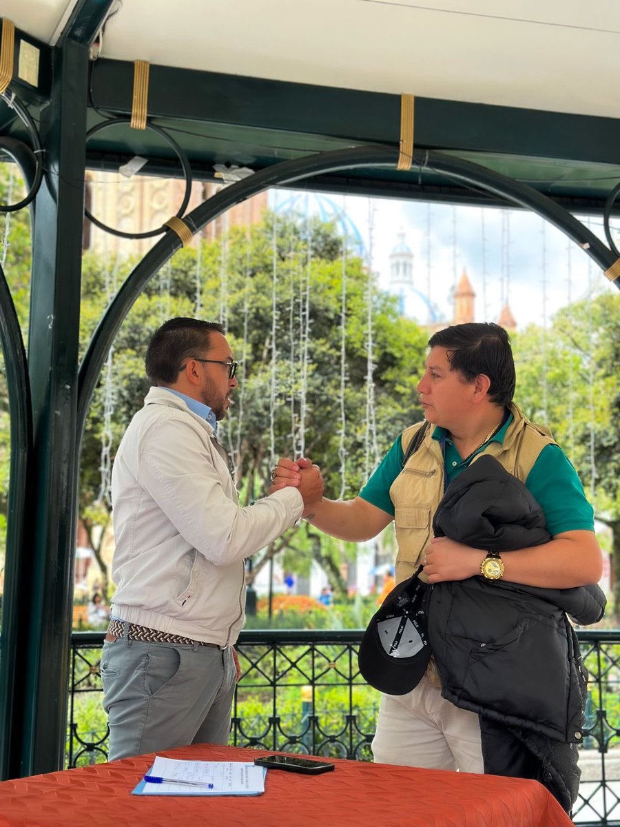 RoqueOrdonezEc's tweet photo. 🔵🔴#DespachoCiudadano Hoy continuamos con nuestro diálogo con el pueblo, conversamos sobre: 
⭕El rol que tienen las autoridades y cómo poder trasformar la vida de los ecuatorianos.
⭕Como eliminar las grandes desigualdades que tenemos en nuestra sociedad. 
#PlanImpulsa 
#RoqueSiTeEscucha
#RevivirEcuador 
@LuisaGonzalezEc 
@DiegoBorjaPC 
@MashiRafael 
@RevolucionAzuay @RC5Oficial