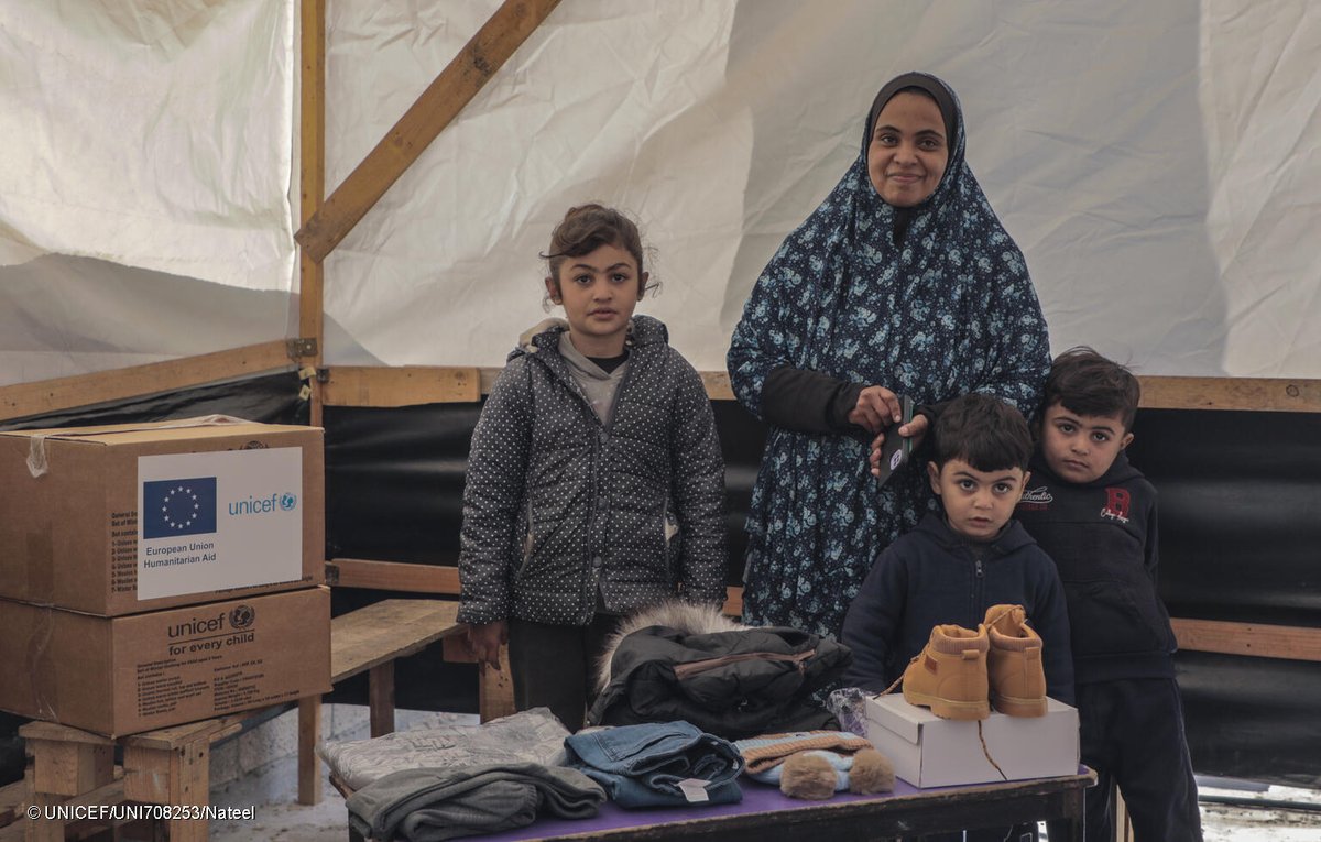 UNICEF_Italia's tweet image. I 6 neonati morti per ipotermia sono la tragica conferma che a #Gaza i bambini muoiono di freddo, oltre che per bombe, fame e malattie.

Mentre prosegue la distribuzione di 150.000 kit per l'inverno (foto), chiediamo una #tregua e lo stop alle restrizioni sugli aiuti umanitari.