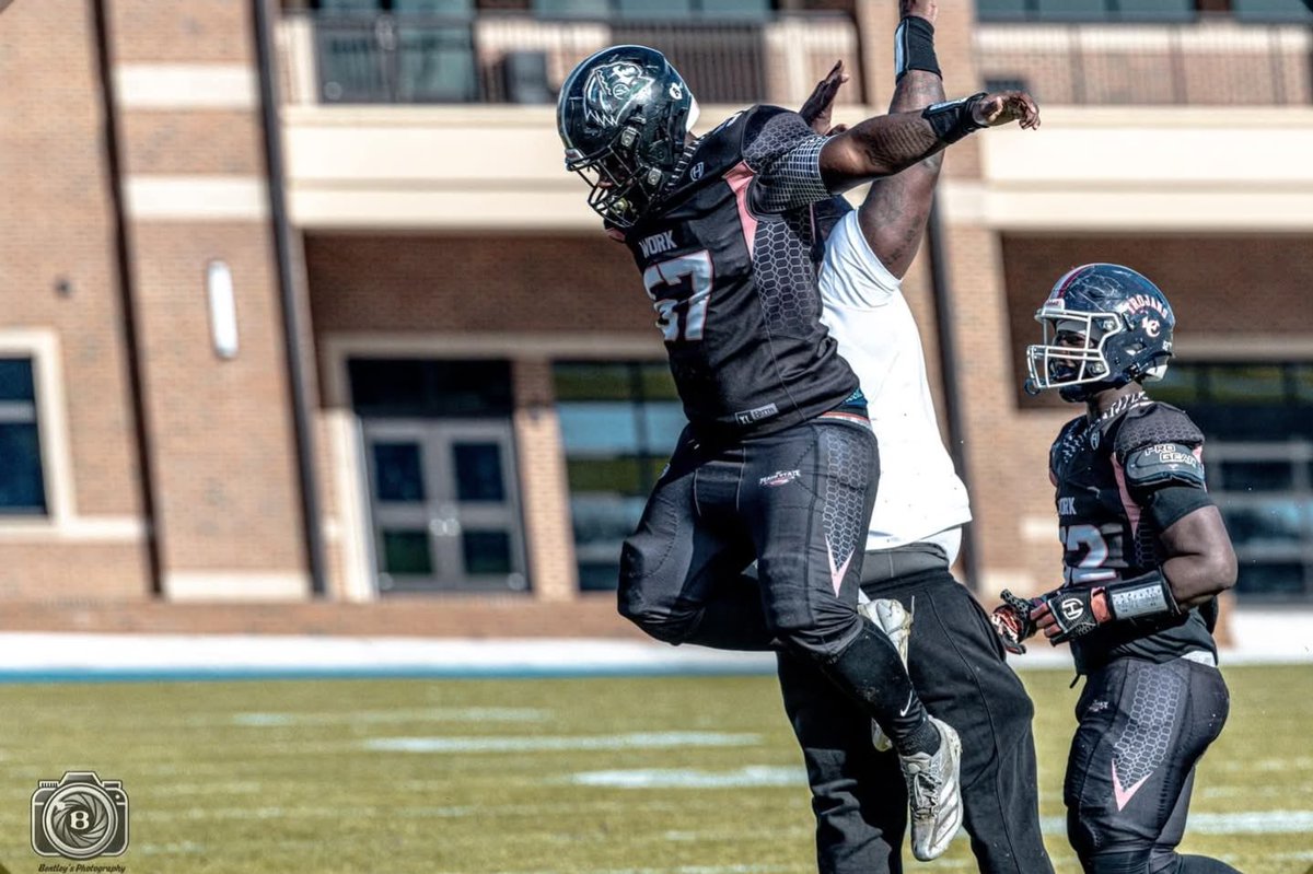 <a href="/MintzJermiah/">jermiahmintz57</a> is a freak athlete. Underside 2025 DL, who made plays all day on the big stage. Coaches, you are missing out if you don't have eyes on him. 
6 TKLs
2 TFLs 
1 Sack
1 INT.