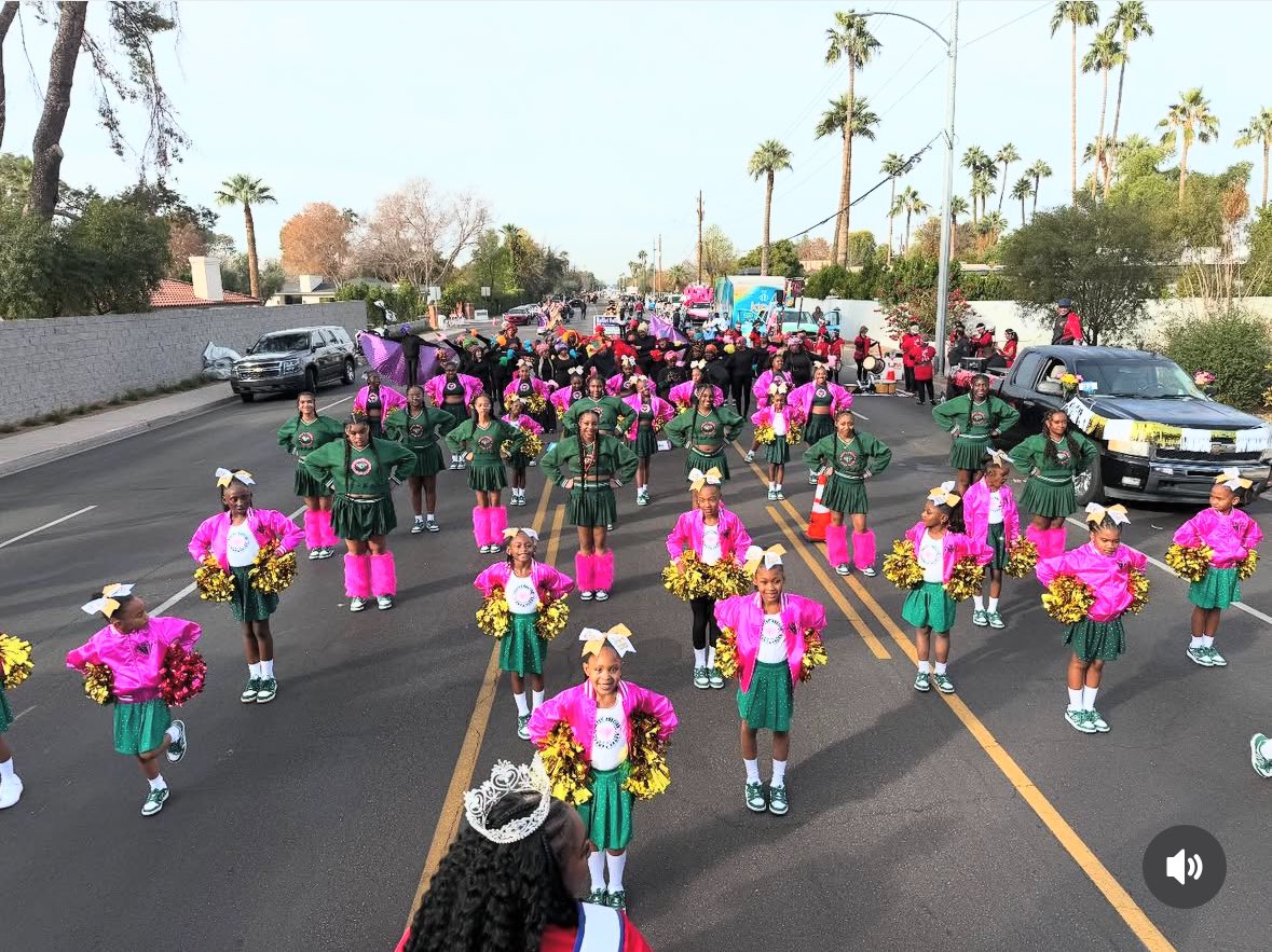 NeverPerfect_x3's tweet image. Twitter deserves to see HER.! Yall my baby preformed with her ALL BLACK cheer team over the weekend. They walked in the Fiesta bowl Parade.! **Peep my baby in the front leading the team 👀** ALSO yes I cried a few tears because I can’t believe how big my baby is now.!#goviral
