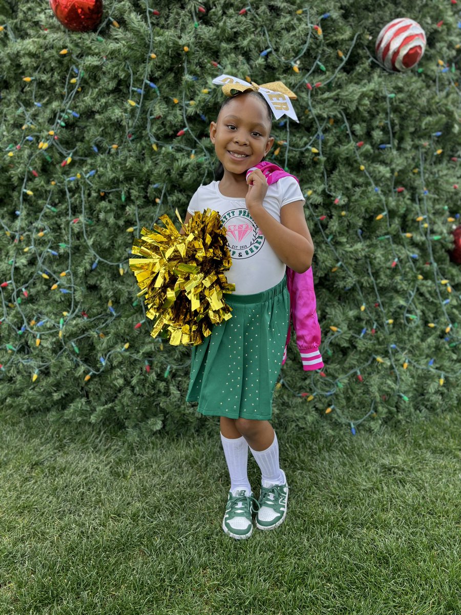 NeverPerfect_x3's tweet image. Twitter deserves to see HER.! Yall my baby preformed with her ALL BLACK cheer team over the weekend. They walked in the Fiesta bowl Parade.! **Peep my baby in the front leading the team 👀** ALSO yes I cried a few tears because I can’t believe how big my baby is now.!#goviral