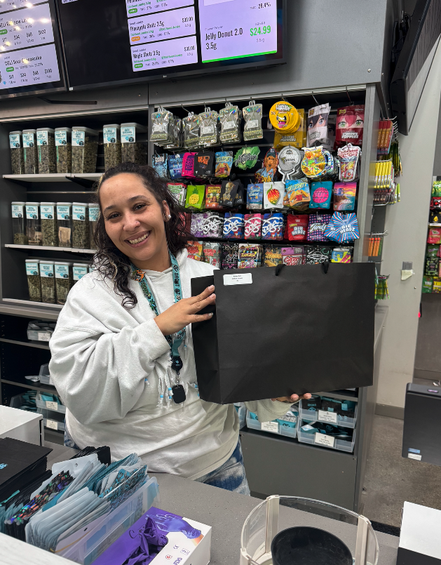 OfficialMKXOil's tweet image. Big love to all the budtenders who crushed it in our latest competition! Your passion and energy keep this industry alive, and we’re all about showing some love back. 📷 #budtenderlife