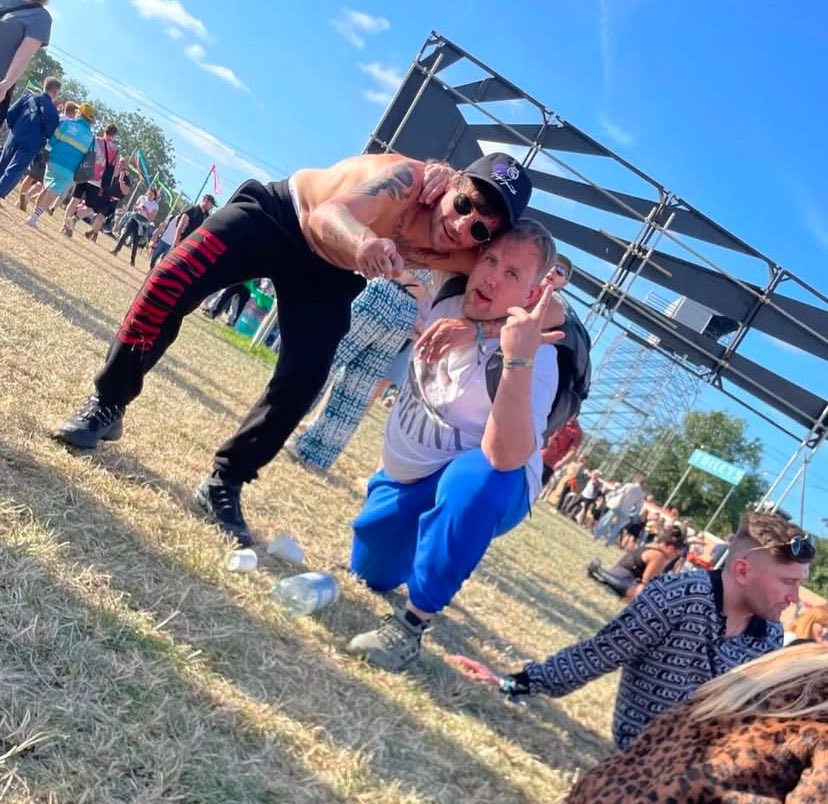 LouisWT91World's tweet photo. Louis Tomlinson with his friend at Glastonbury Festival! 

— djtommyb92 https://t.co/2yFxDZ2KnQ