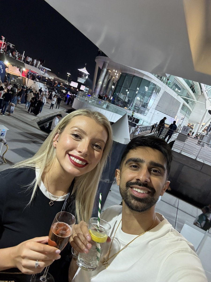 Vikkstar123's tweet image. Cheers to another great year 🥂