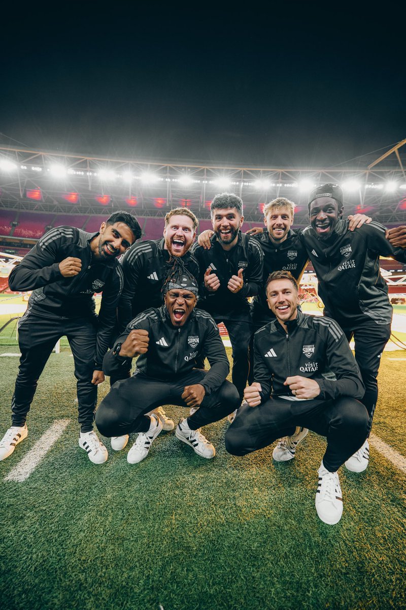 Vikkstar123's tweet image. Cheers to another great year 🥂