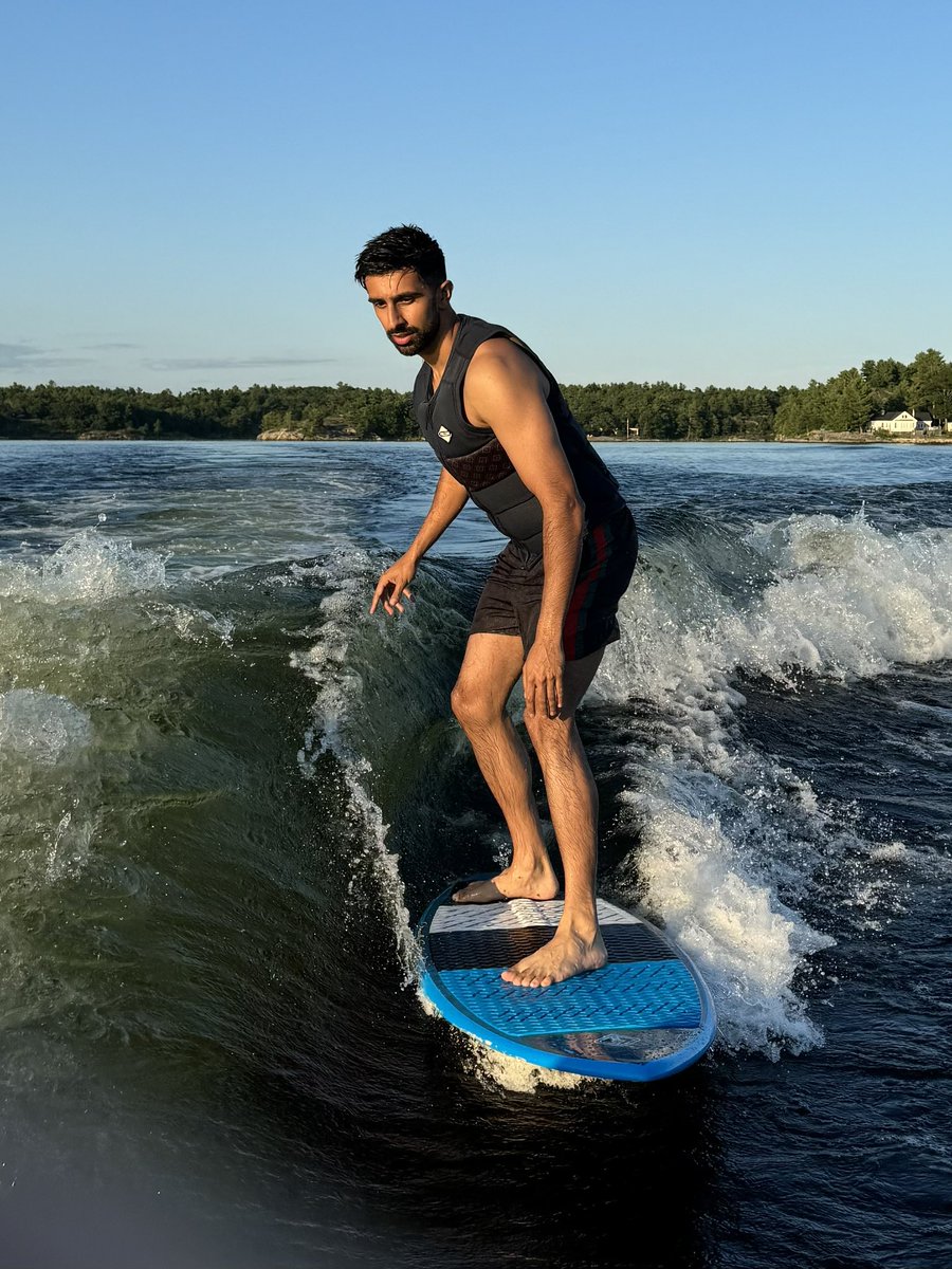 Vikkstar123's tweet image. Cheers to another great year 🥂