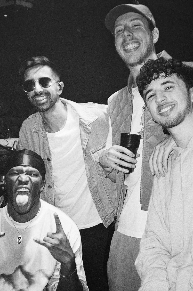 Vikkstar123's tweet image. Cheers to another great year 🥂