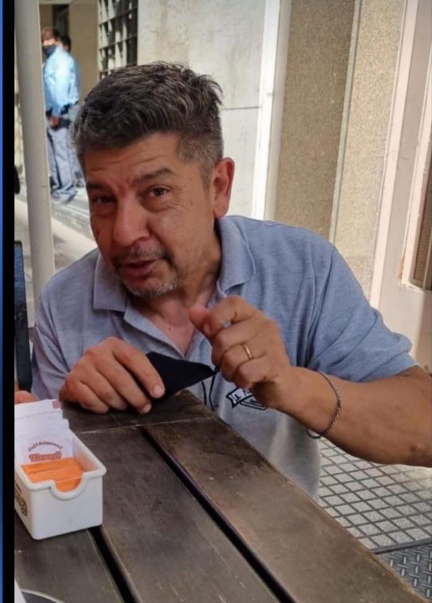 El mejor café del microcentro lo hacía el. Partiste al cielo pero todos en la Bolsa y en el gran microcentro te vamos a llevar siempre en el corazón. Nos conocías a todos y  vos y el glorioso bar "la Banca" nos cuidaban día a día. Buen viaje. Vas a dignificar al cielo.