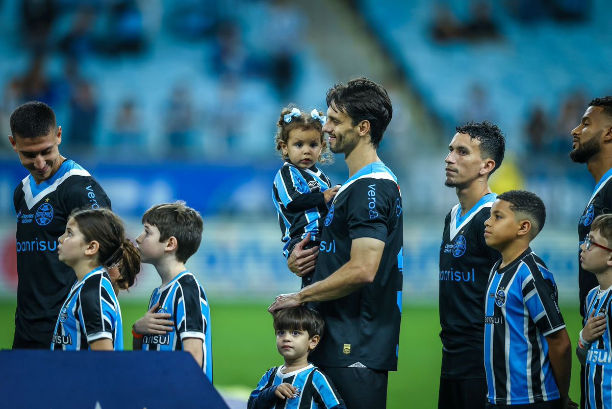 Rodrigo Caio (@rcaio03) on Twitter photo Muito obrigado <a href="/Gremio/">Grêmio FBPA</a>, foi uma honra vestir essa camisa te tantas glórias. Sucesso sempre!🇪🇪 Muito obrigado <a href="/Gremio/">Grêmio FBPA</a>, foi uma honra vestir essa camisa te tantas glórias. Sucesso sempre!🇪🇪