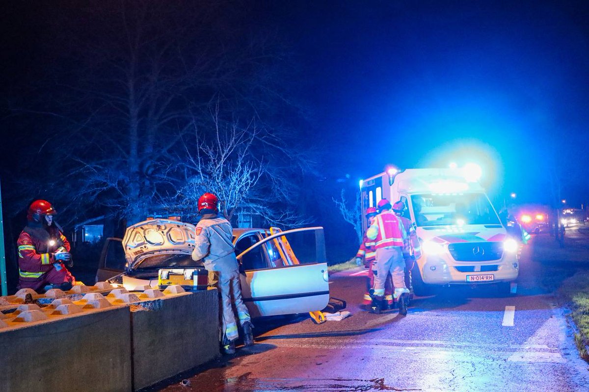 Automobilist zwaargewond na botsing op Molenweg