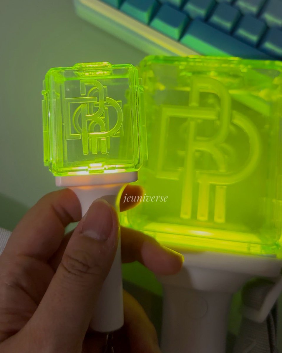 jeuniverse__'s tweet photo. incase y’all wondering how smoll it is #MINILIGHTSTICK https://t.co/P40MmrJB1P