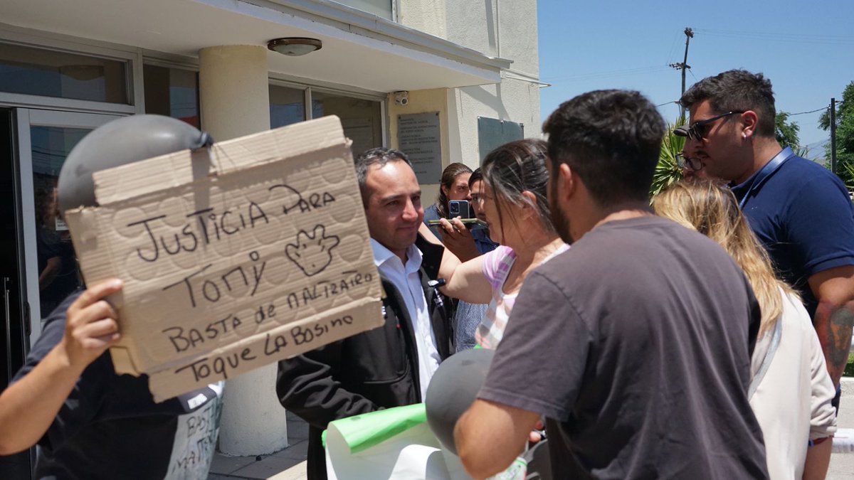 sebarosas's tweet photo. En un hecho sin precedentes para nuestra comuna y el país, y tras la comparecencia del Municipio de Talagante como querellante, el tribunal determinó prisión preventiva para el sujeto responsable del cruel ataque contra Tomy,  un perro de localidad de Lonquén. https://t.co/ugxom0Et9R