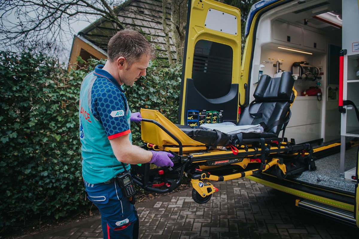 AmbulanceRR's tweet image. Tip: Is er een ambulance onderweg? Zet dan alvast de voordeur open.
Zo verloopt de zorgverlening nog soepeler. Fijn voor de patiënt en voor onze mensen!
Onze ambulancezorgprofessionals staan 24/7 voor iedereen klaar, ook tijdens de #jaarwisseling! #dmvda
📷: Megin Zondervan
