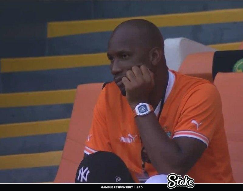 AnabellaMarvy's tweet photo. We can't register our players
We can't sign new players
We have to keep Lewandowski for 2 more years because we have no money to sign a striker 
We can't win games anymore

What is happening to my club for goodness sake? https://t.co/BqKH8ZIyDI