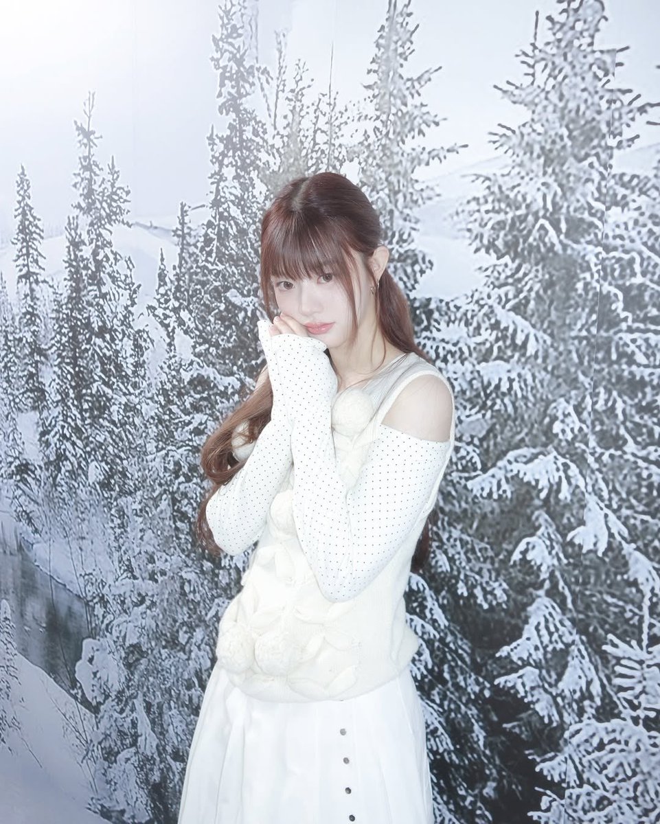 minsju's tweet image. a winter fairy twinkles with the sweetest sparkle, soft like little snowflakes, taada, i’m here to bring warmth to this magical season! everything’s snuggled under a blanket of snow, so pretty it makes my heart go doki-doki! ❄️