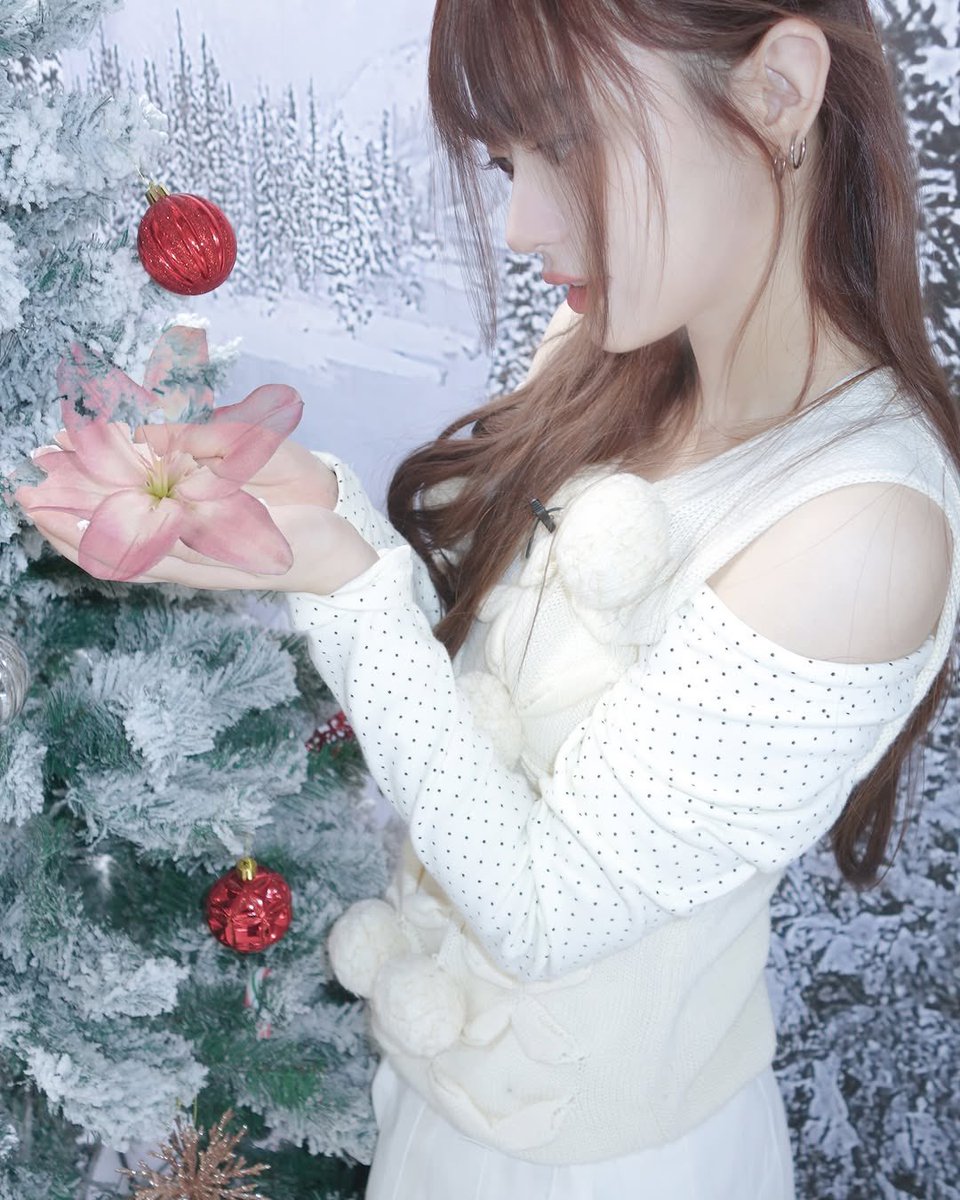 minsju's tweet image. a winter fairy twinkles with the sweetest sparkle, soft like little snowflakes, taada, i’m here to bring warmth to this magical season! everything’s snuggled under a blanket of snow, so pretty it makes my heart go doki-doki! ❄️