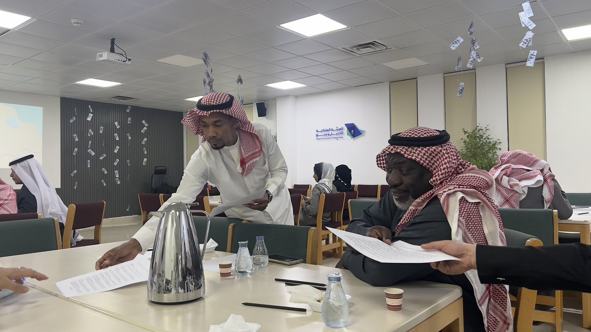 #يحدث_الآن 
انطلاق لقاء (الحياةُ قِصة) في مركز التطوع #الهيئة_الملكية_ينبع قاعة الابتكار الاجتماعي وسط اجواء نفاعليه بين المشاركين 💐🪷