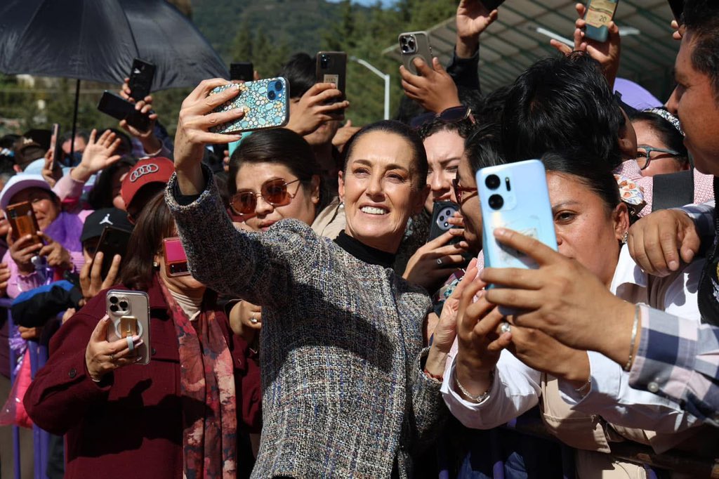 morena_tlaxcala's tweet photo. 🤩Los tlaxcaltecas recibimos con mucho entusiasmo y cariño a la presidenta de México, la Dra. @Claudiashein. ❤️

Durante su visita en el municipio de Panotla, escuchamos con mucha emoción y esperanza su mensaje ya que la 4T avanza en Tlaxcala y en todo México. 🫶🏻

#MorenaTlaxcala https://t.co/v7j0zhgNLn