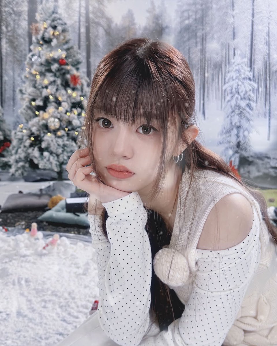 minsju's tweet image. it’s the winter everyone adores, frosty little kisses brushing every inch of my skin. who’s waiting for santa? before santa arrives, let sweet minju be your adorable christmas present. cute, precious, and oh-so-lovely! 🎅🎁