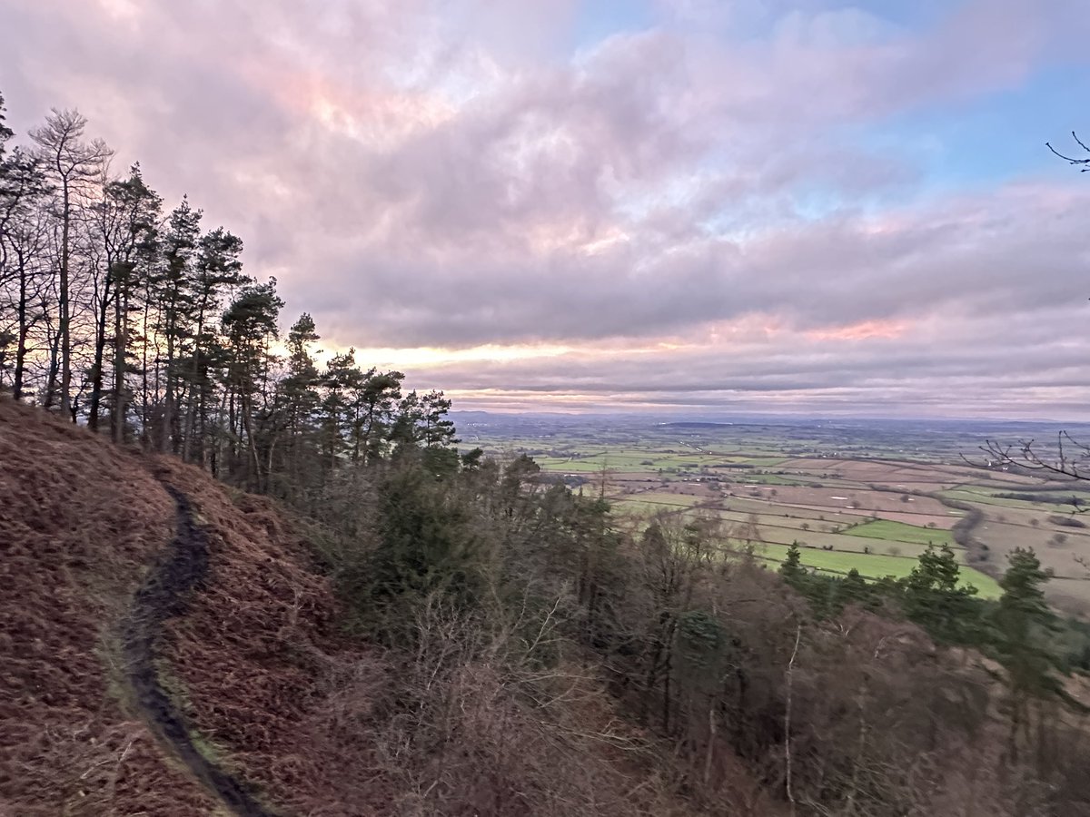 ManelRoura's tweet photo. My walk todayβ¦a 6.4 mile circular walk #Ercall and #Wrekin. We were at the top of the Wrekin at #sunset but colour in the sky appeared on our way down. https://t.co/v5yXsHc9kG