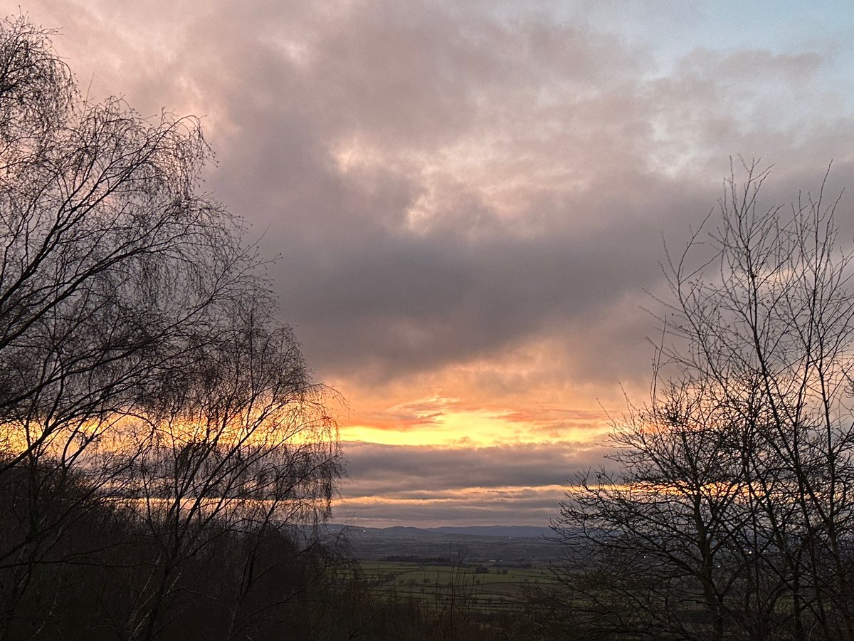 ManelRoura's tweet photo. My walk todayβ¦a 6.4 mile circular walk #Ercall and #Wrekin. We were at the top of the Wrekin at #sunset but colour in the sky appeared on our way down. https://t.co/v5yXsHc9kG